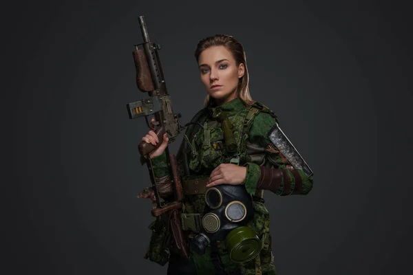 Portrait Une Survivante Apocalyptique Tenant Fusil Vêtue Uniforme Camouflage — Photo