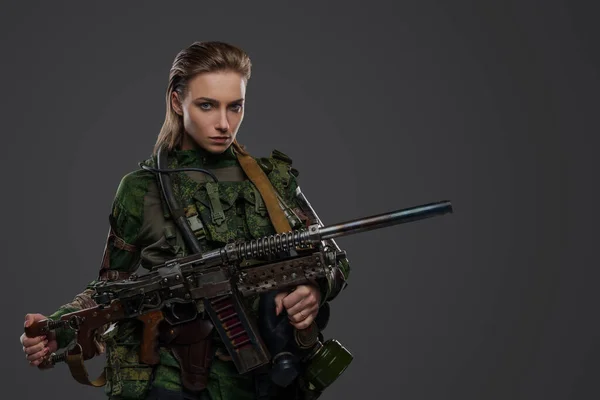 Porträtt Kvinnlig Soldat Efter Armageddon Med Självgjorda Hagelgevär Och Kamouflageuniform — Stockfoto