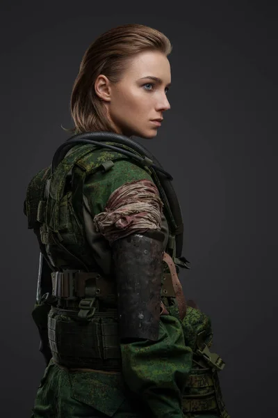 Shot Van Militaire Vrouw Met Bruine Haren Gasmasker Gekleed Camouflage — Stockfoto