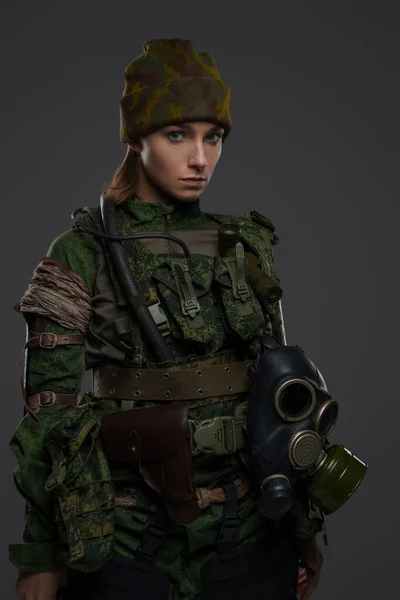 Πορτρέτο Της Γυναίκας Στρατιώτη Ντυμένος Κοστούμι Καμουφλάζ Και Καπέλο Κοιτάζοντας — Φωτογραφία Αρχείου