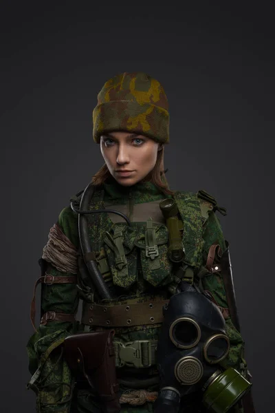 Kamuflaj Kostümü Giymiş Şapka Takmış Kameraya Bakan Asker Kadın Portresi — Stok fotoğraf