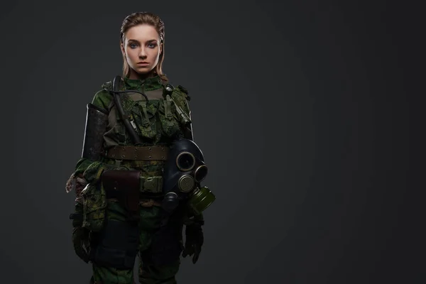 Gri Arka Planda Izole Edilmiş Kamuflaj Kostümü Giymiş Asker Kadın — Stok fotoğraf