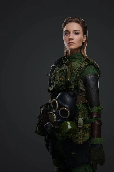 Photo Soldat Femme Aux Cheveux Bruns Vêtue Uniforme Militaire Avec — Photo