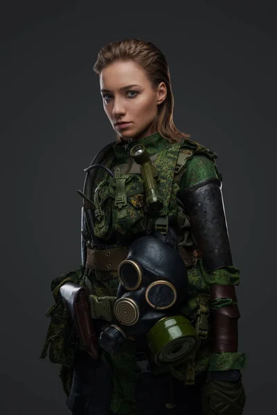 Photo Soldat Femme Aux Cheveux Bruns Vêtue Uniforme Protection Masque — Photo