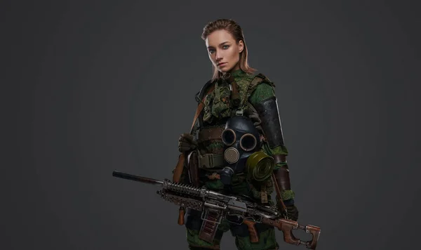 Portrait Femme Survivante Vêtue Costume Camouflage Avec Fusil — Photo