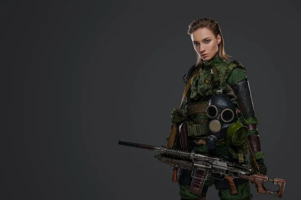Portret Van Overlevende Vrouw Gekleed Camouflage Kostuum Met Geweer — Stockfoto