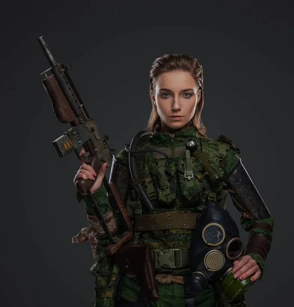 Portret Van Apocalyptische Vrouwelijke Overlevende Met Geweer Gekleed Camouflage Uniform — Stockfoto