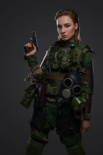 Schot Van Militaire Vrouw Met Gasmasker Pistool Geïsoleerd Grijze Achtergrond — Stockfoto