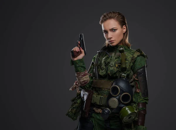 Foto Militär Kvinna Klädd Kamouflage Kostym Och Gas Mask Innehav — Stockfoto