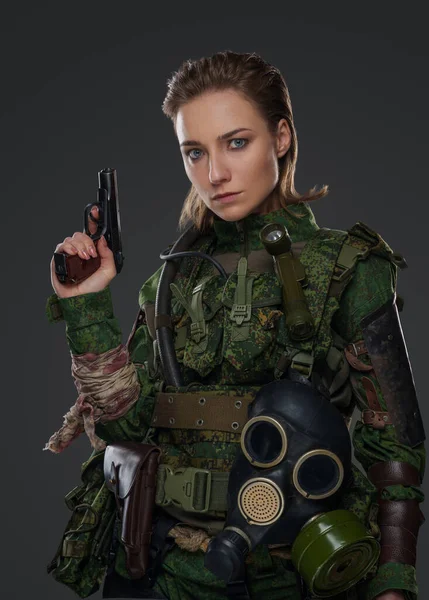 Foto Donna Militare Vestita Costume Mimetico Maschera Antigas Con Pistola — Foto Stock