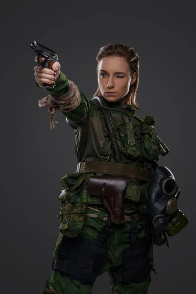 Фото Військової Жінки Одягненої Камуфляжний Костюм Газову Маску Прицільного Пістолета — стокове фото