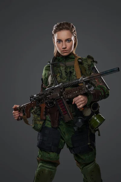 Retrato Soldado Feminino Após Armagedom Com Espingarda Auto Feita Uniforme — Fotografia de Stock