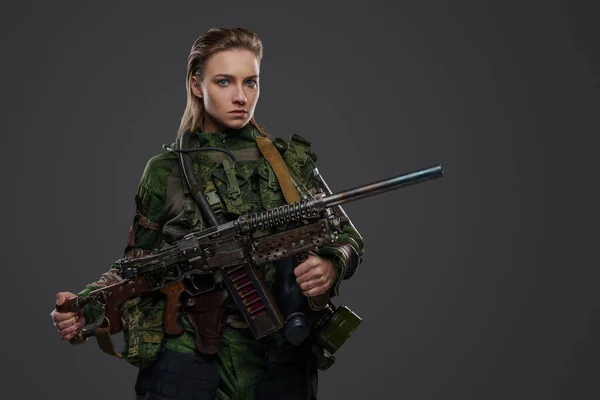 Portrait Soldat Féminin Après Armageddon Avec Fusil Chasse Uniforme Camouflage — Photo