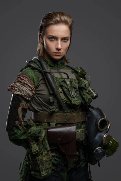 Foto Mujer Militar Con Pelos Marrones Máscara Gas Vestida Con —  Fotos de Stock