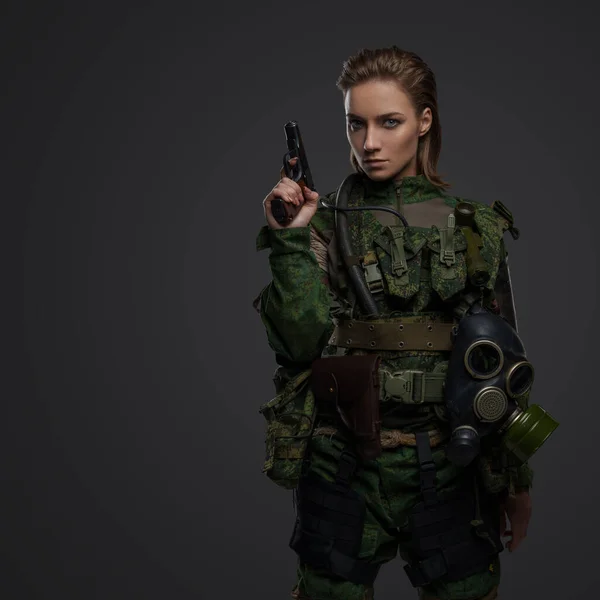 Kıyametten Kurtulan Silahlı Bir Kadının Kameraya Bakışının Stüdyo Çekimi — Stok fotoğraf