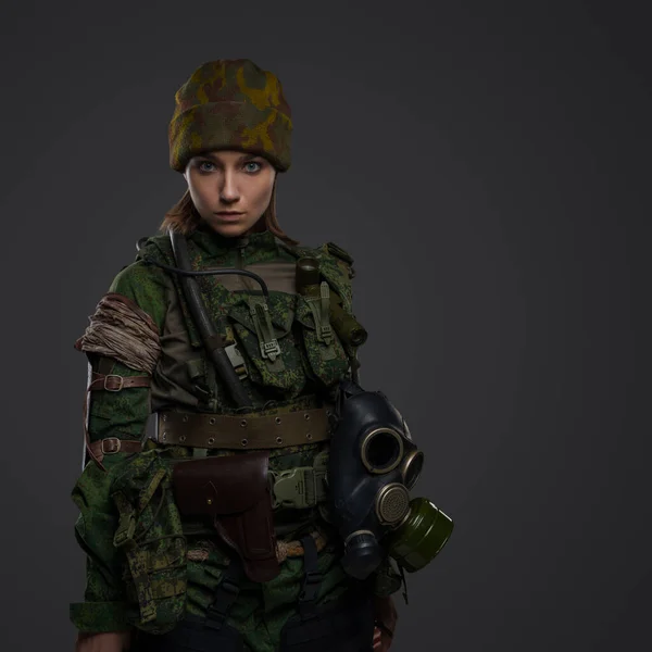 Πορτρέτο Της Γυναίκας Στρατιώτη Ντυμένος Κοστούμι Καμουφλάζ Και Καπέλο Κοιτάζοντας — Φωτογραφία Αρχείου