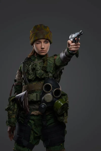 Studioaufnahme Einer Tarnuniform Und Hut Gekleideten Militärfrau Mit Zielpistole — Stockfoto
