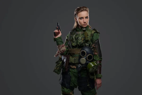 Skott Militär Kvinna Med Gas Mask Och Pistol Isolerad Grå — Stockfoto