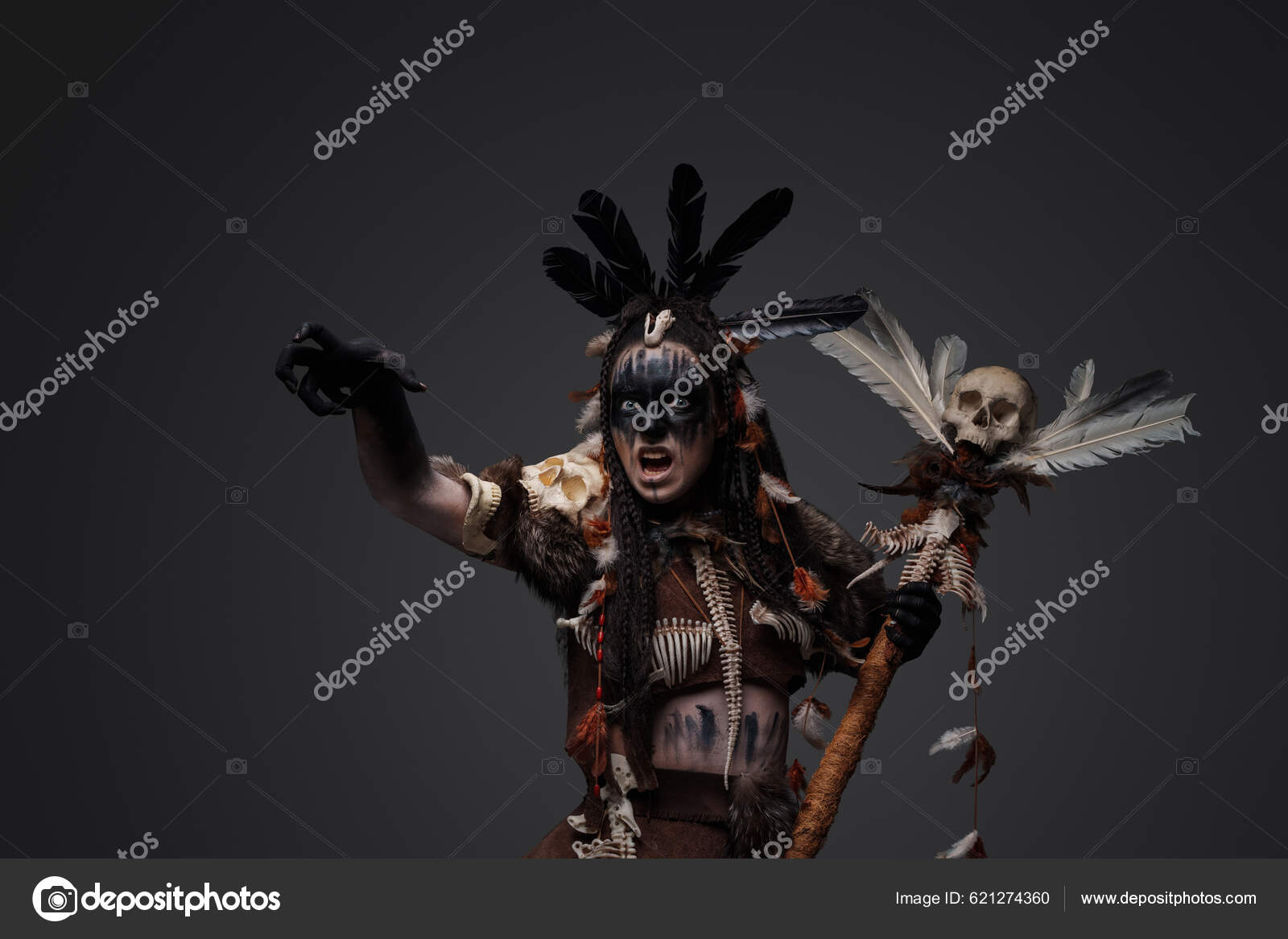 Foto Mago Oscuro Gritando Vestido Con Atuendo Aborigen Contra Fondo — Foto  de stock #621274360 © fxquadro