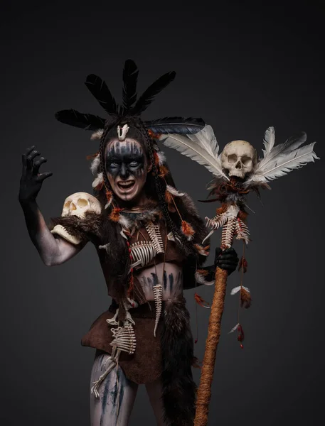 Skott Skrikande Mörk Trollkarl Klädd Aboriginal Klädsel Mot Grå Bakgrund — Stockfoto