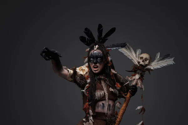 Foto Mago Oscuro Gritando Vestido Con Atuendo Aborigen Contra Fondo —  Fotos de Stock