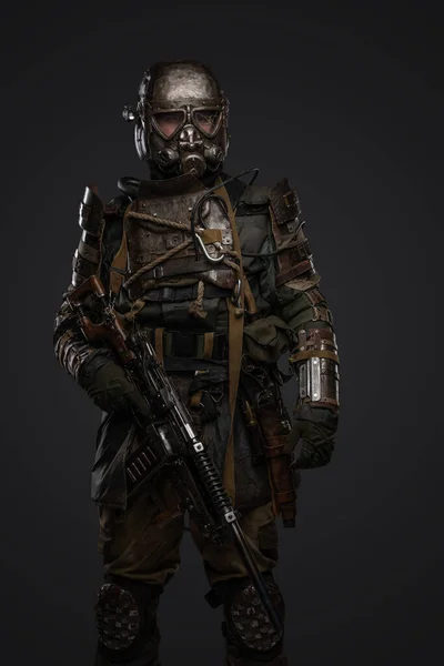 Colpo Soldato Post Apocalittico Vestito Armatura Maschera Antigas Con Fucile — Foto Stock