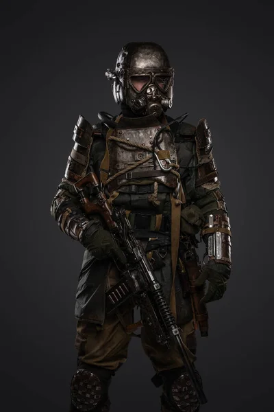 Skott Postapokalyptisk Soldat Klädd Rustning Och Gasmask Med Hagelgevär — Stockfoto