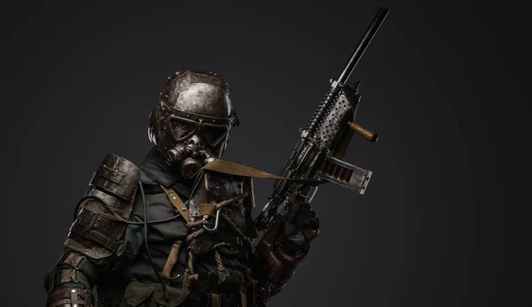 Studio Skott Militär Man Anda Post Apokalyps Med Hagelgevär Stirrar — Stockfoto