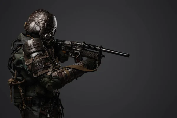 Porträtt Militär Man Post Apokalyps Stil Klädd Pansardräkt Siktar Hagelgevär — Stockfoto