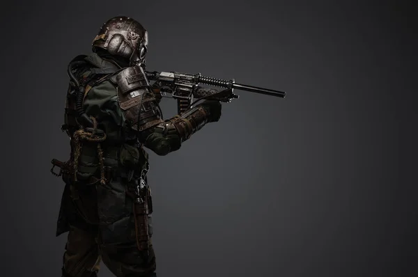 Kıyametten Sonraki Asker Portresi Zırhlı Takım Elbise Giyip Tüfeğini Doğrultuyor — Stok fotoğraf