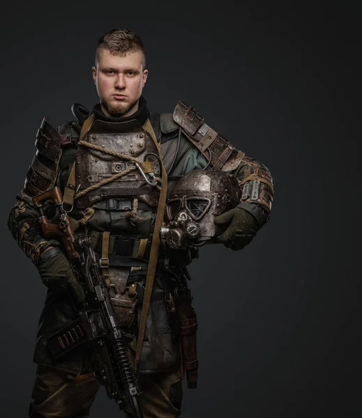 Zırhlı Silahlı Miğferli Bir Erkek Kazazede — Stok fotoğraf