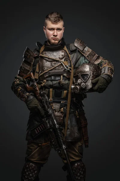 Schot Van Een Mannelijke Overlevende Gekleed Harnas Met Jachtgeweer Helm — Stockfoto