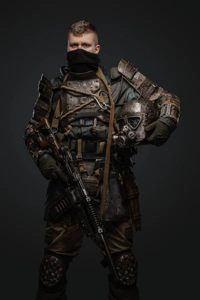 Studioaufnahme Eines Isolierten Auf Grauem Hintergrund Sitzenden Militärs Rüstung Mit — Stockfoto