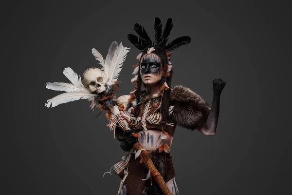 开枪射击身穿古代土著服装手持棍棒的黑暗女巫师 — 图库照片