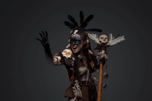 Aufnahme Eines Schreienden Dunklen Zauberers Aborigine Kleidung Vor Grauem Hintergrund — Stockfoto