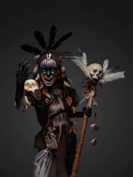 Aufnahme Eines Schreienden Dunklen Zauberers Aborigines Kleidung Vor Grauem Hintergrund — Stockfoto