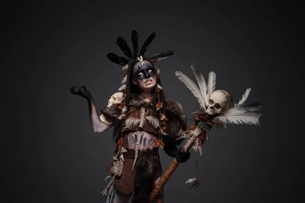 Знімок Розлюченого Темного Чаклуна Одязі Аборигенів Сірому Фоні — стокове фото