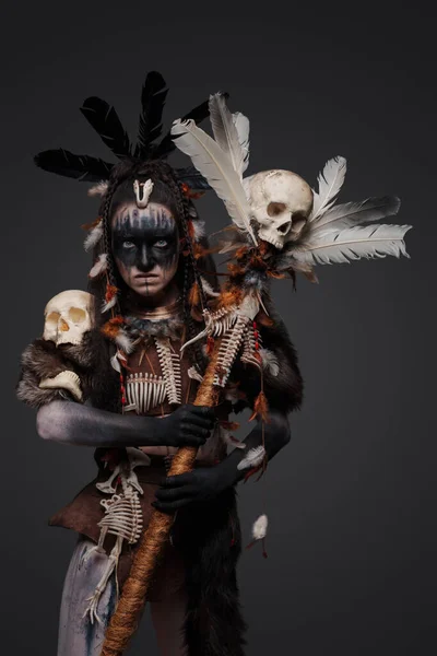 Skott Onda Kvinnliga Trollkarl Klädd Gamla Aboriginal Kläder Som Håller — Stockfoto