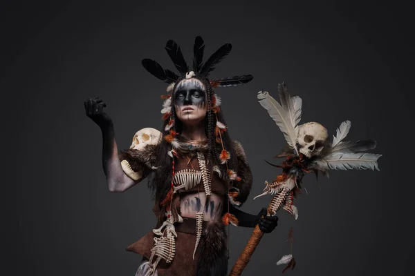Shot Του Κακού Θηλυκό Μάγος Ντυμένος Αρχαία Ρούχα Ιθαγενών Κρατώντας — Φωτογραφία Αρχείου
