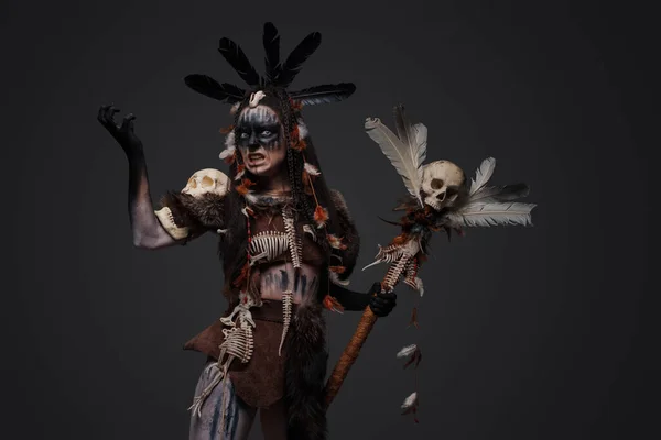 Знімок Розлюченого Темного Чаклуна Одязі Аборигенів Сірому Фоні — стокове фото
