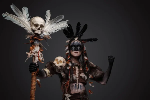 古代の原住民の服を着てスタッフを保持暗い女性魔術師のショット — ストック写真