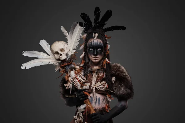 Πυροβολισμός Σκοτεινής Γυναίκας Μάγισσας Ντυμένη Αρχαία Ιθαγενή Ρούχα Κρατώντας Ραβδί — Φωτογραφία Αρχείου