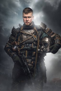 Zırhlı, silahlı ve miğferli bir erkek kazazede..