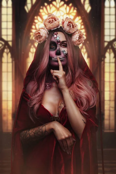 Foto Mujer Hermosa Con Maquillaje Corona Rosas Haciendo Gestos Silencio — Foto de Stock