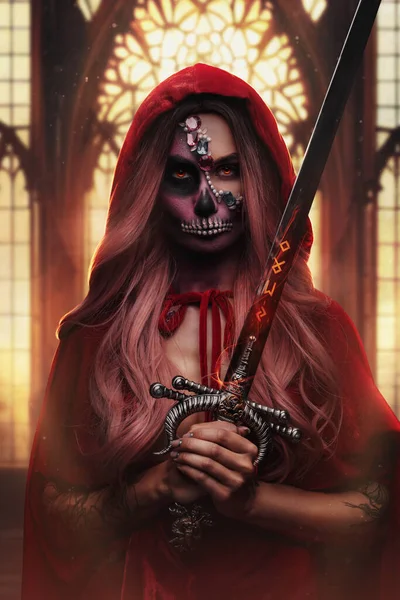 Kırmızı Pelerinli Elinde Kılıçla Makyajlı Şık Bir Cadının Fotoğrafı — Stok fotoğraf