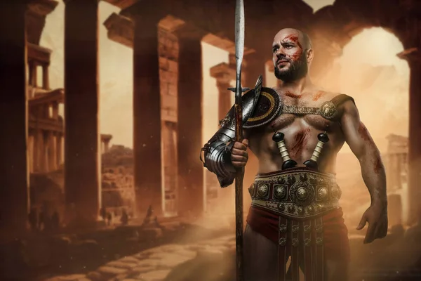 拍严重的罗马角斗士与赤身裸体和长矛隔离灰色背景 — 图库照片