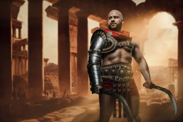 Schot Van Gladiator Gekleed Harnas Met Dubbele Zwaarden Verlaten Ruïnes — Stockfoto