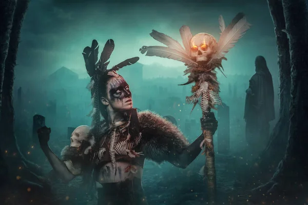 霧と暗い墓地の毛皮やスタッフと塗装暗い魔女のショット — ストック写真