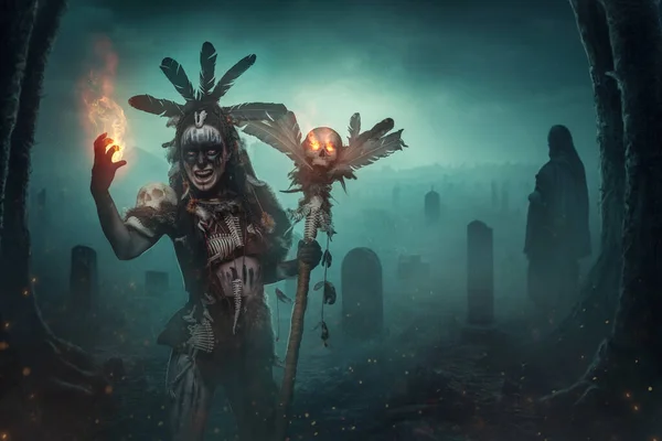 在雾蒙蒙的墓地拍摄的身着土著服装的尖叫的黑暗魔法师 — 图库照片