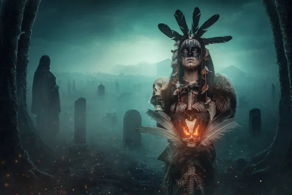 Gece Mezarlığında Kürkü Olan Kötü Vudu Cadısının Eseri Kameraya Bakıyor — Stok fotoğraf